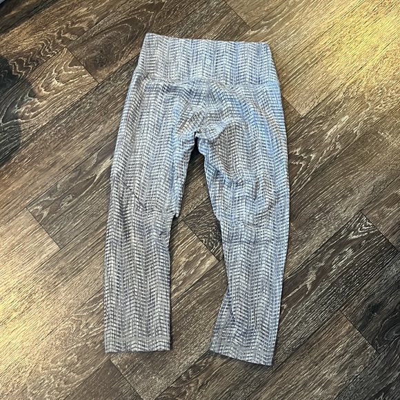 Lululemon crops - Picture 2 of 4